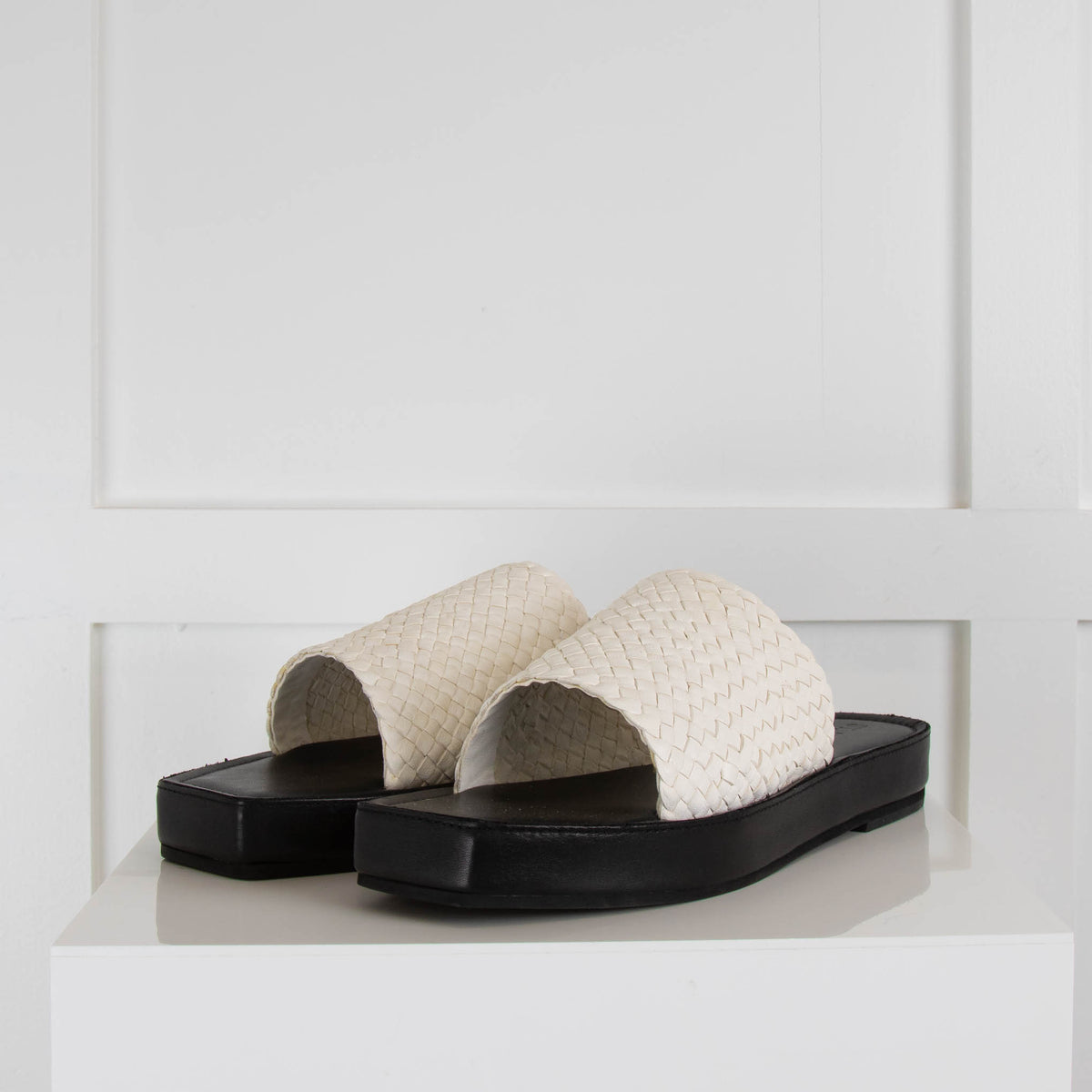 St Agni Jax  Flatform White Woven Leather Round Toe  Slides