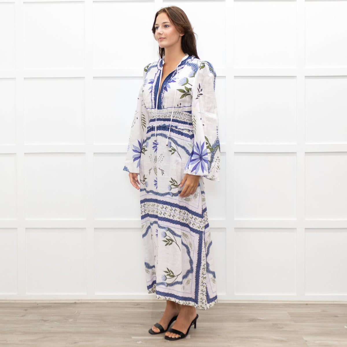 Lug Von Siga White Linen Dress With Blue Pattern And Tie Neck
