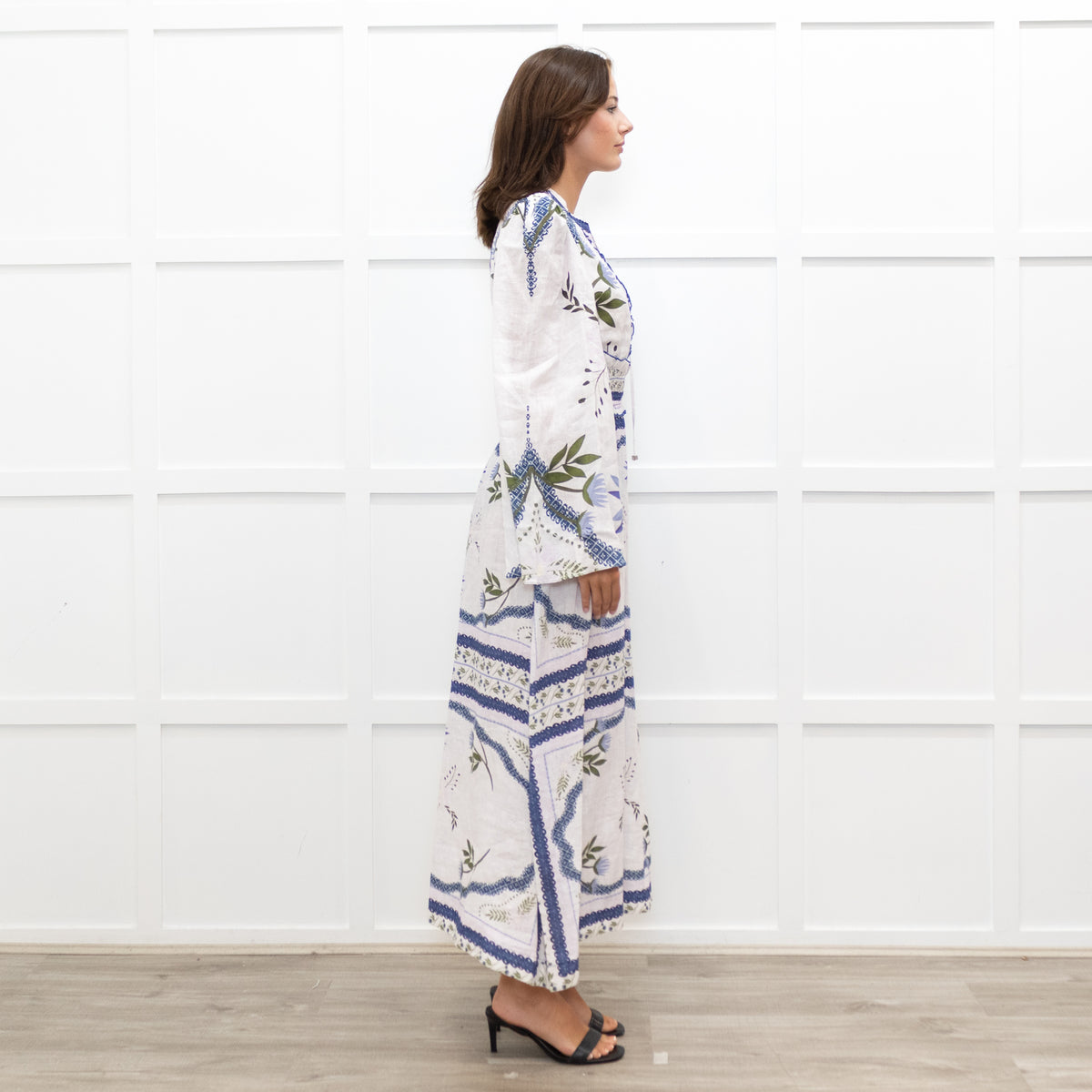Lug Von Siga White Linen Dress With Blue Pattern And Tie Neck