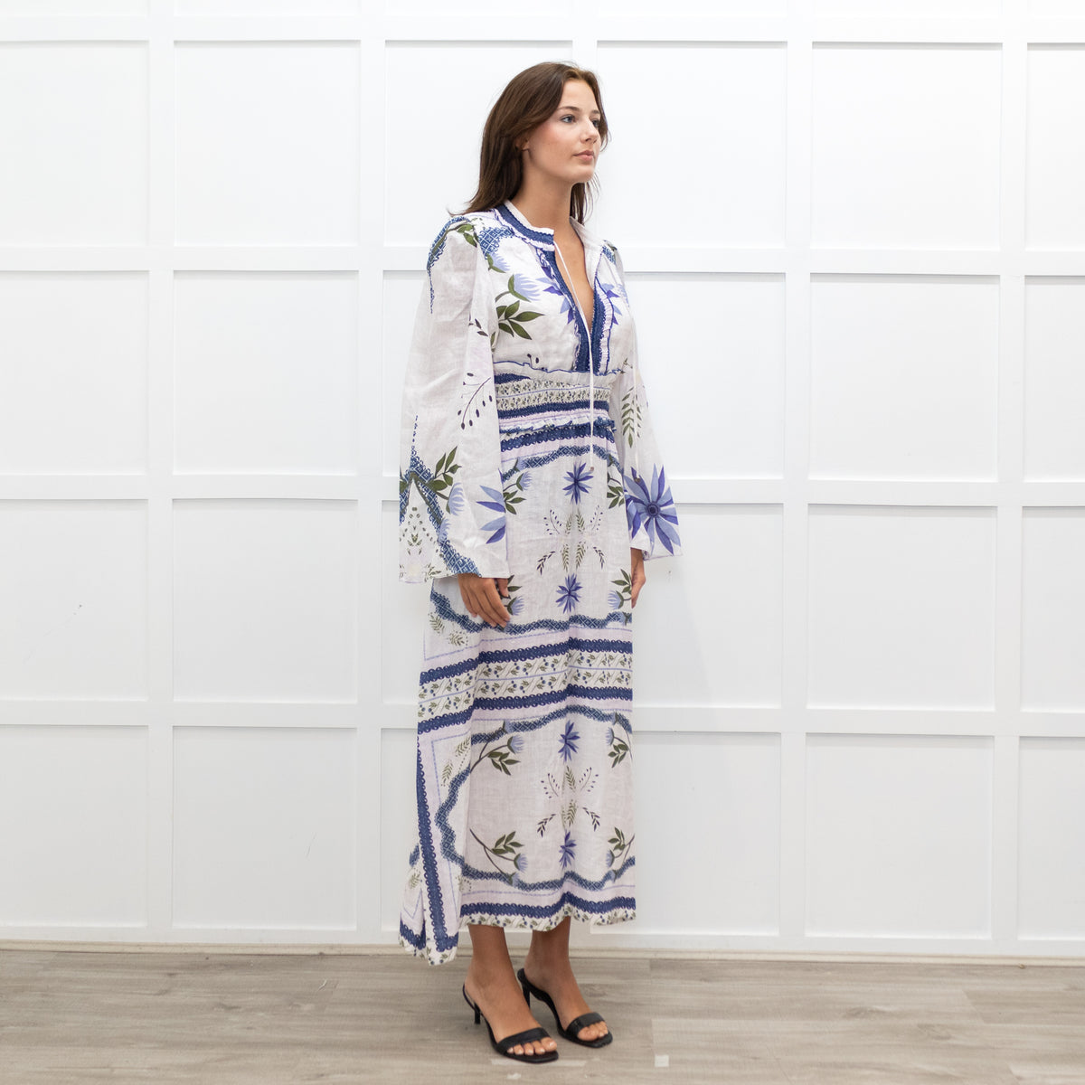 Lug Von Siga White Linen Dress With Blue Pattern And Tie Neck