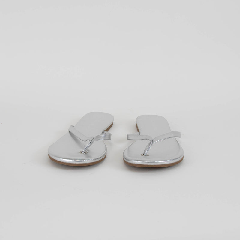 Melissa Odabash Silver Flip Flops