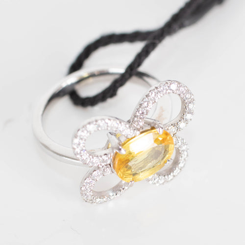 No Brand 18c White Gold Flower Ring With Yellow Citrine And Diamonds