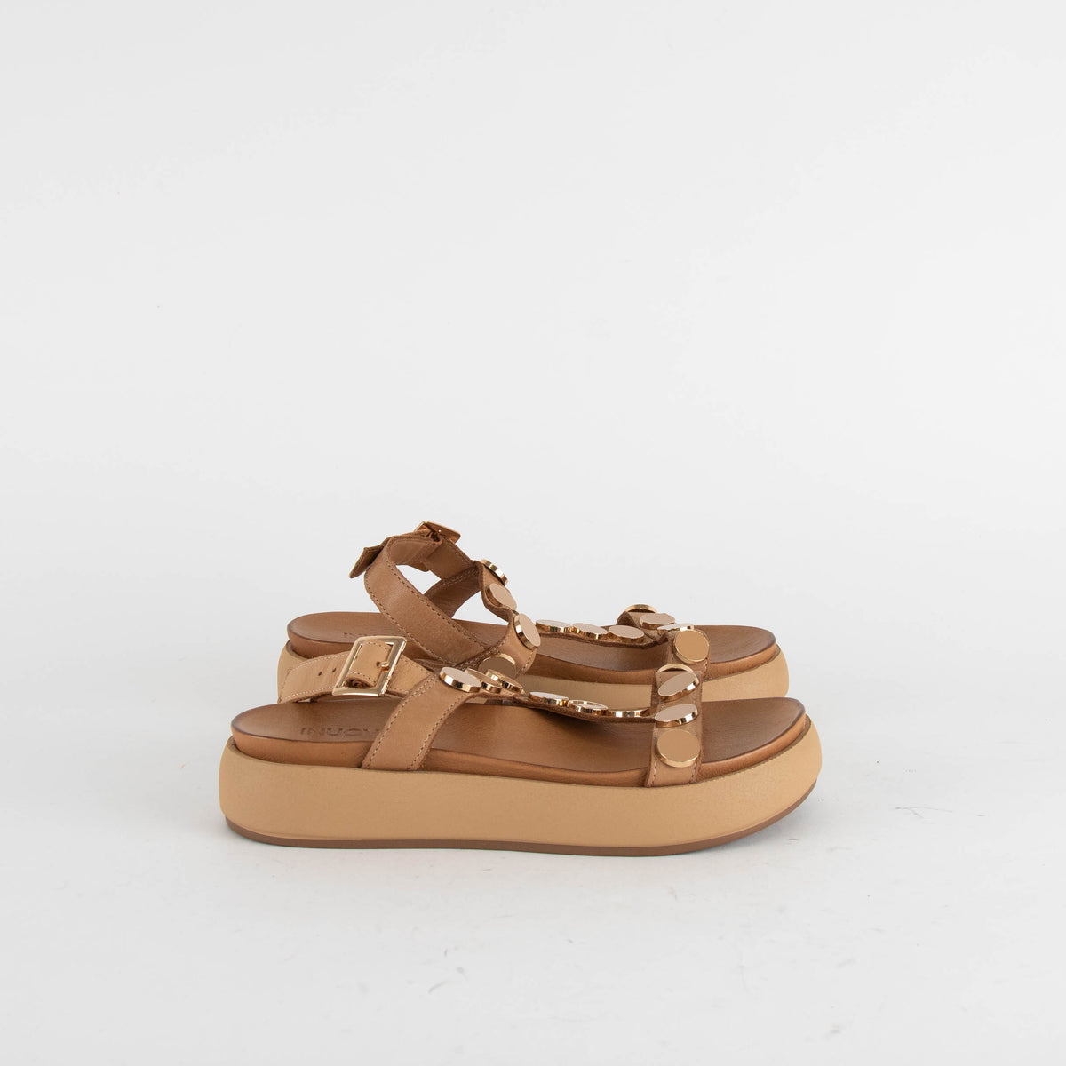 Inuovo Tan Sandal With Gold Disc