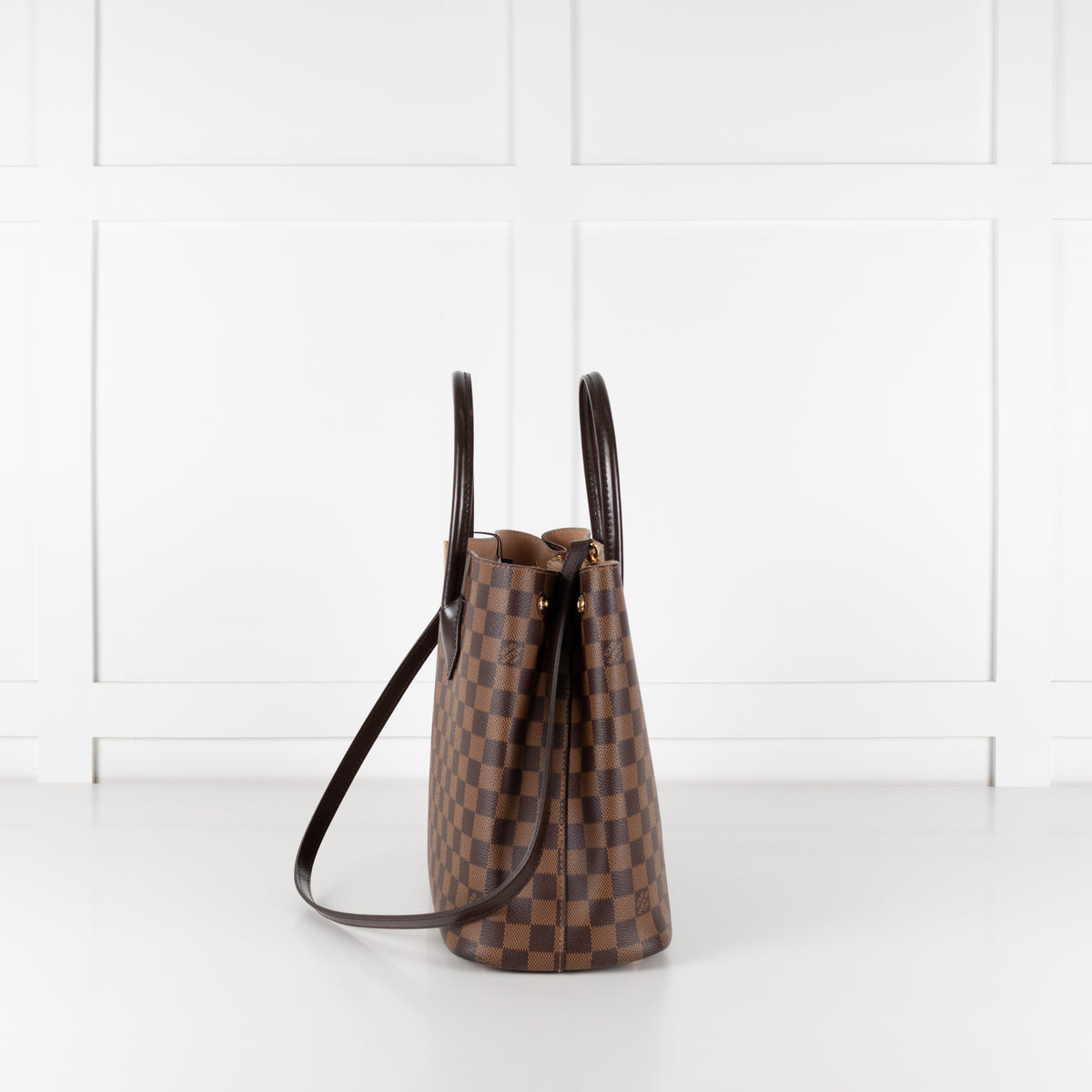 Side profile of Louis Vuitton Damier Kensington Tote bag. 