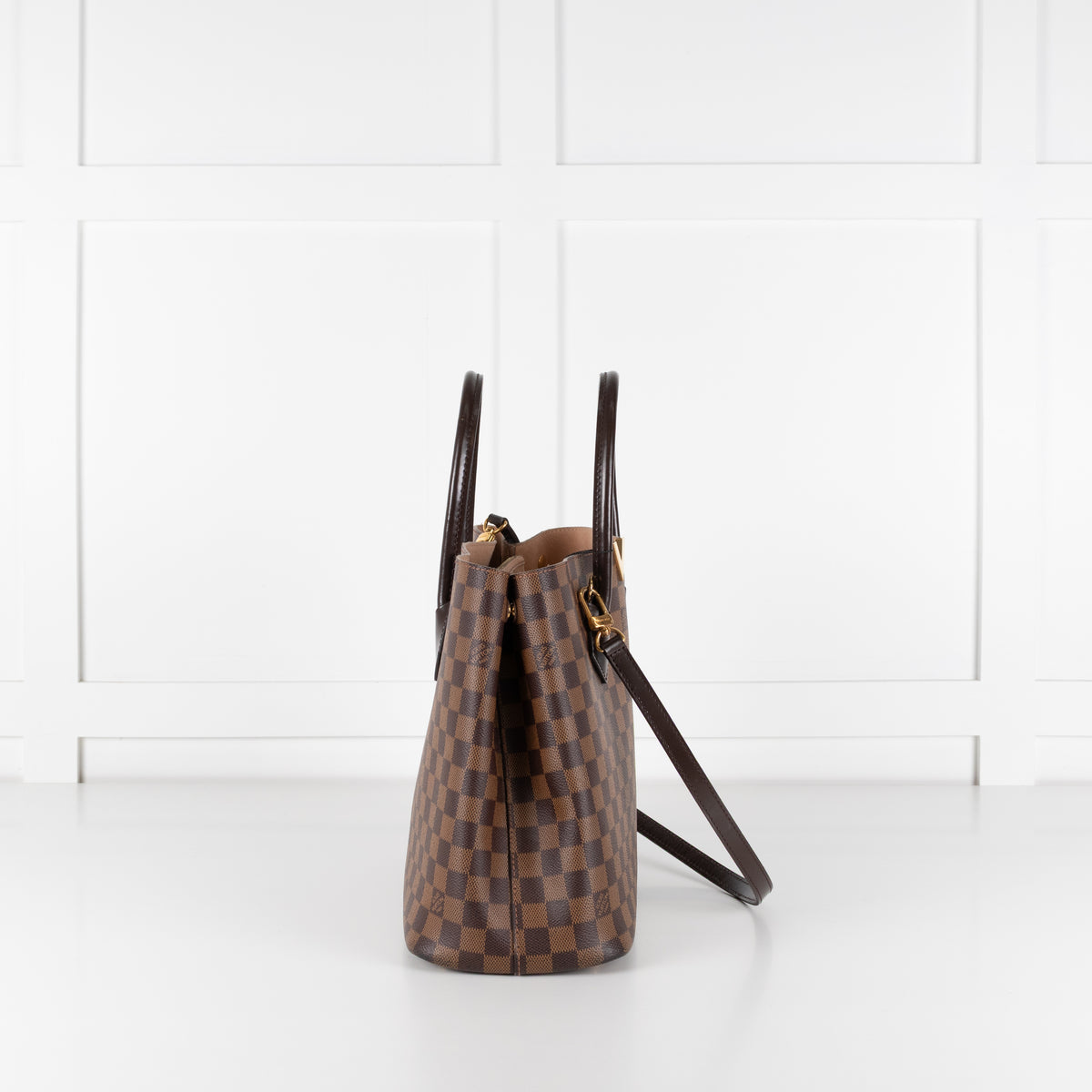 Side profile of Louis Vuitton Damier Kensington Tote bag. 
