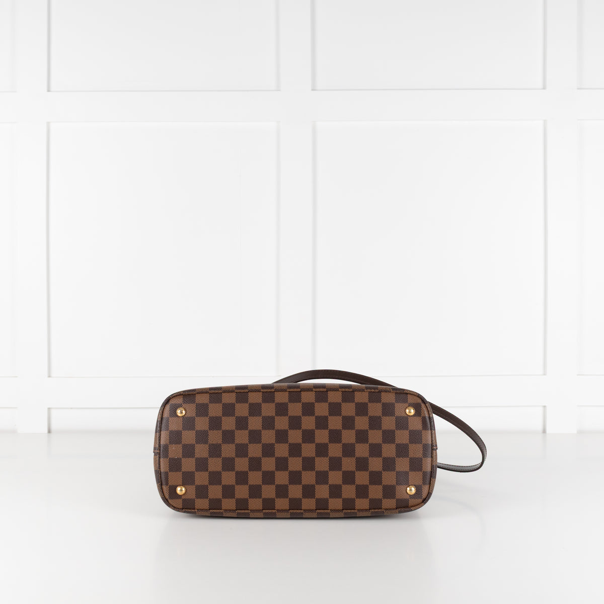 Base of Louis Vuitton Damier Kensington Tote bag. 