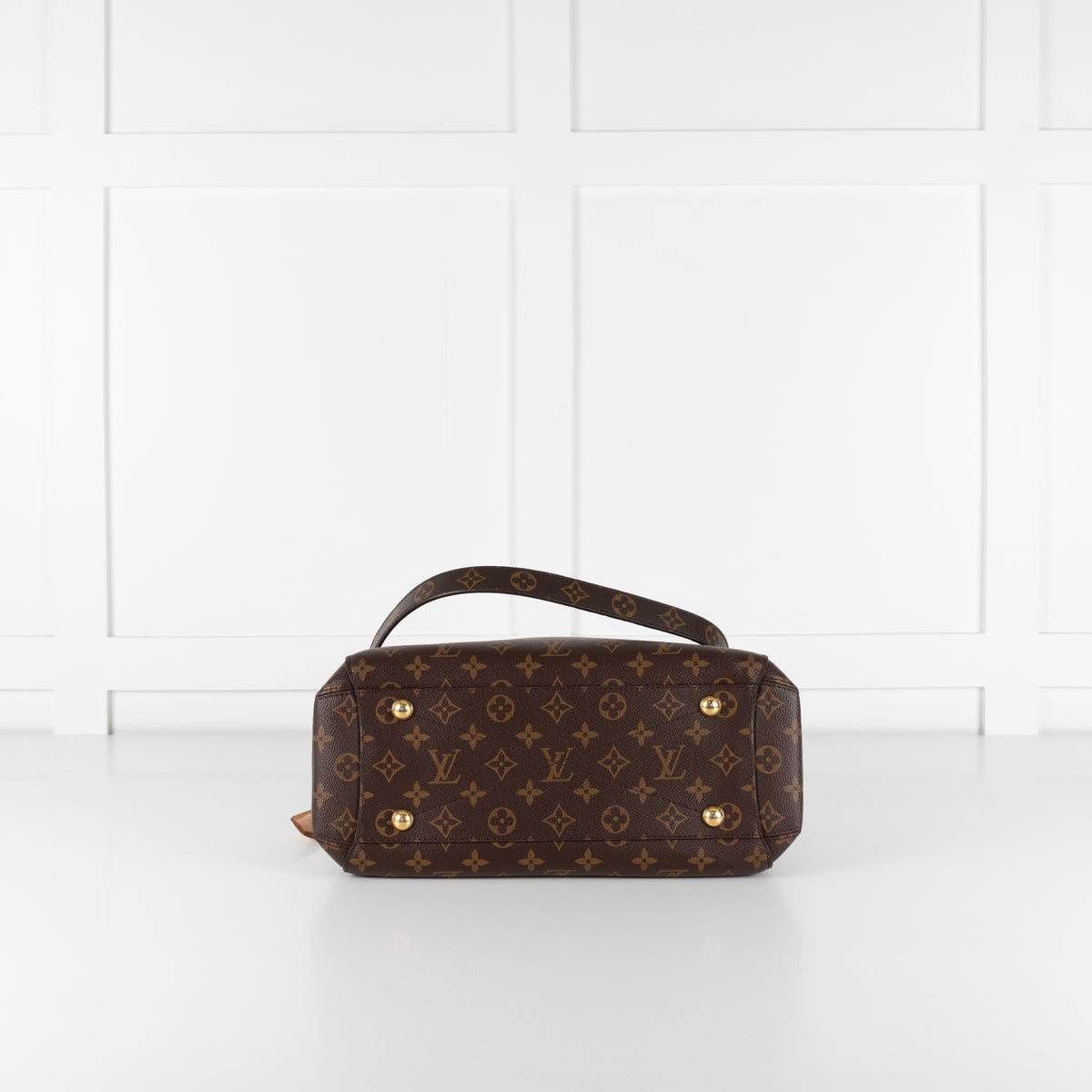 Base of Louis Vuitton Monogram Canvas Montaigne MM bag.