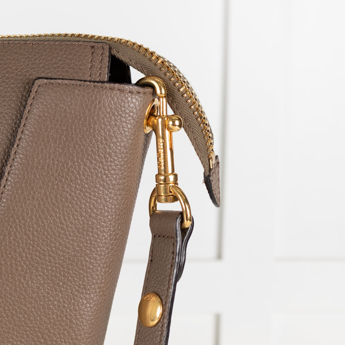 Mulberry Taupe Grained Leather Camden Bag With Gold Toned Zip