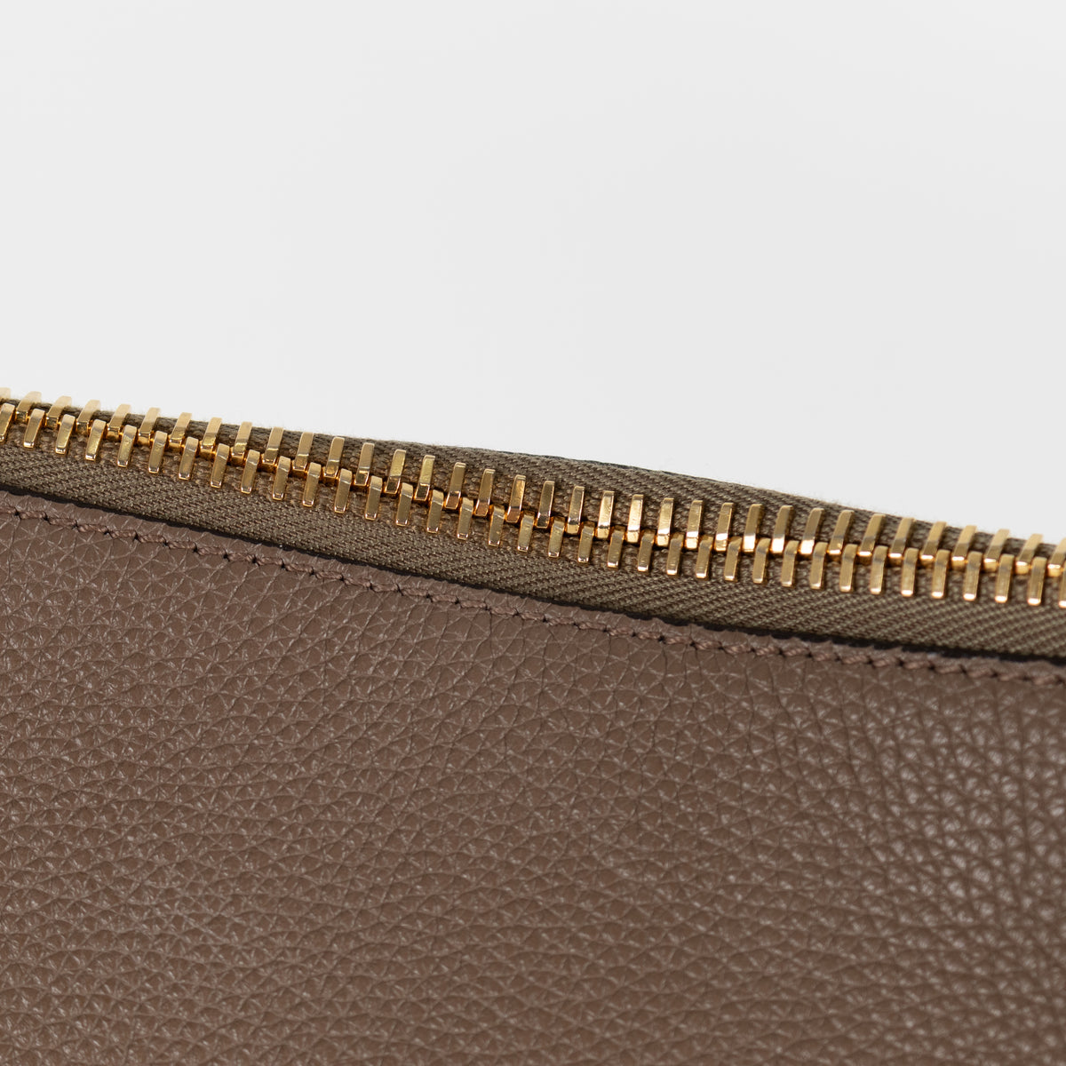 Mulberry Taupe Grained Leather Camden Bag With Gold Toned Zip
