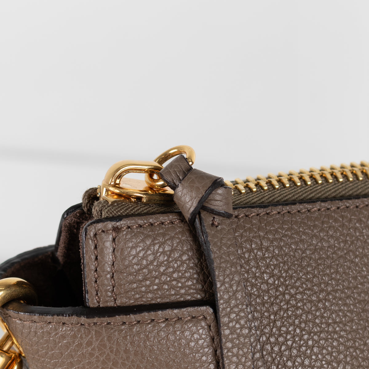 Mulberry Taupe Grained Leather Camden Bag With Gold Toned Zip