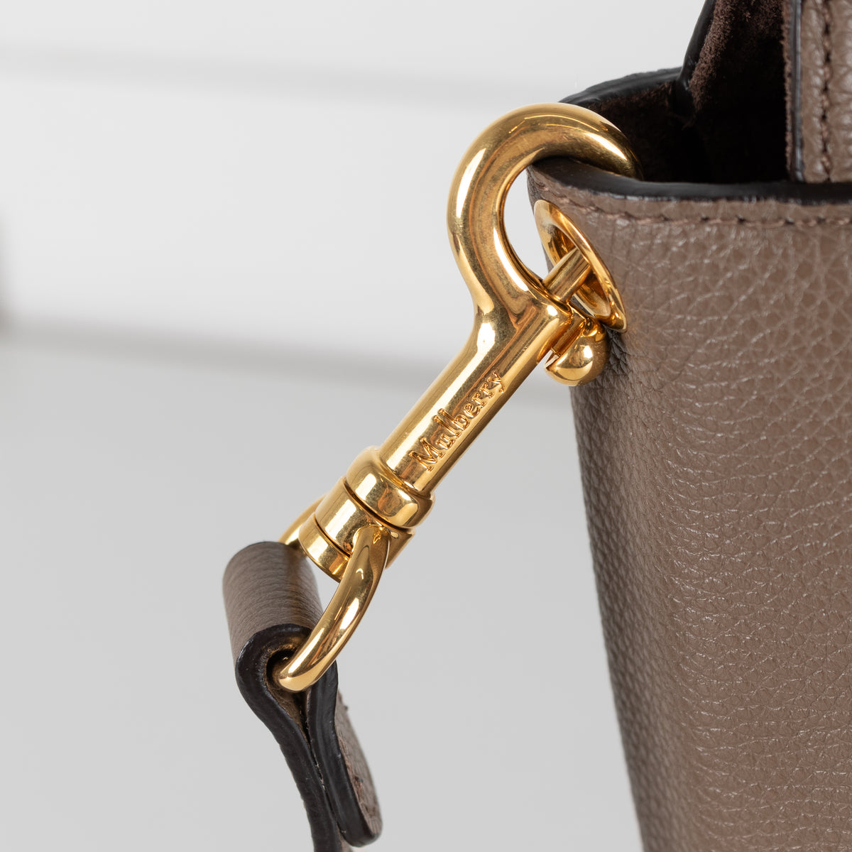 Mulberry Taupe Grained Leather Camden Bag With Gold Toned Zip