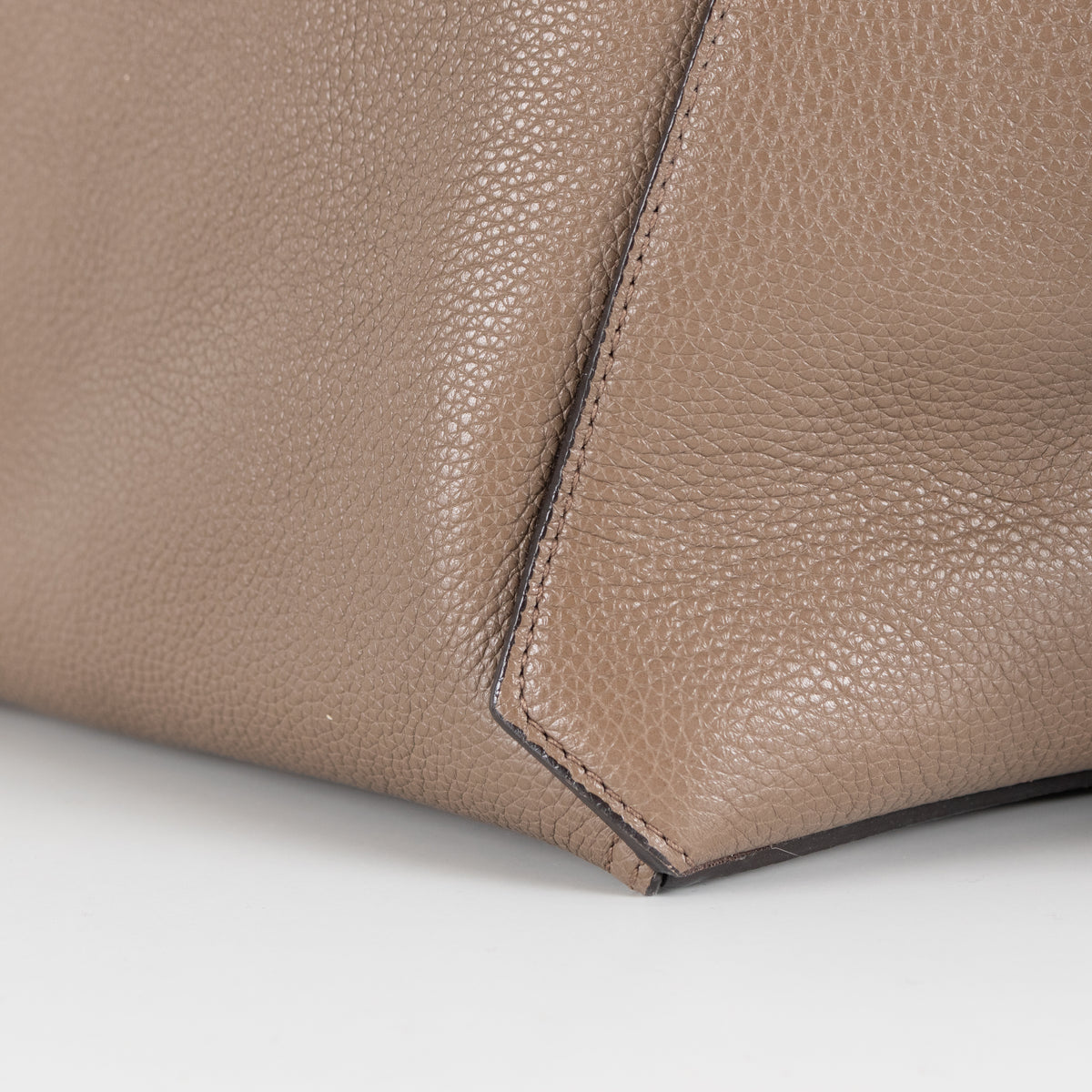 Mulberry Taupe Grained Leather Camden Bag With Gold Toned Zip