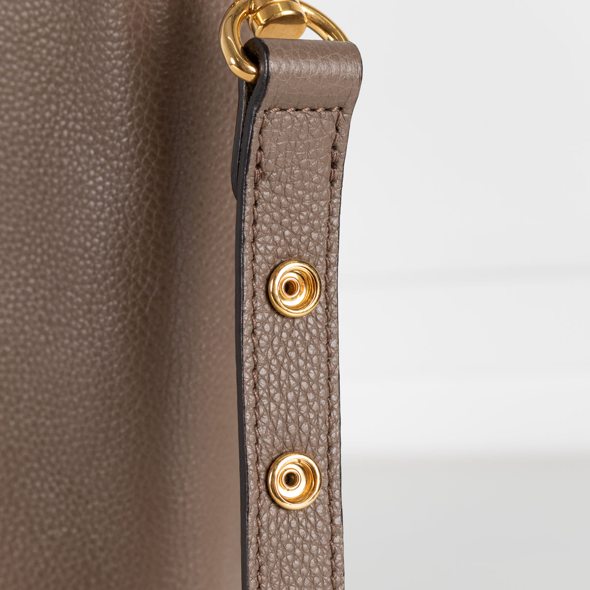 Mulberry Taupe Grained Leather Camden Bag With Gold Toned Zip