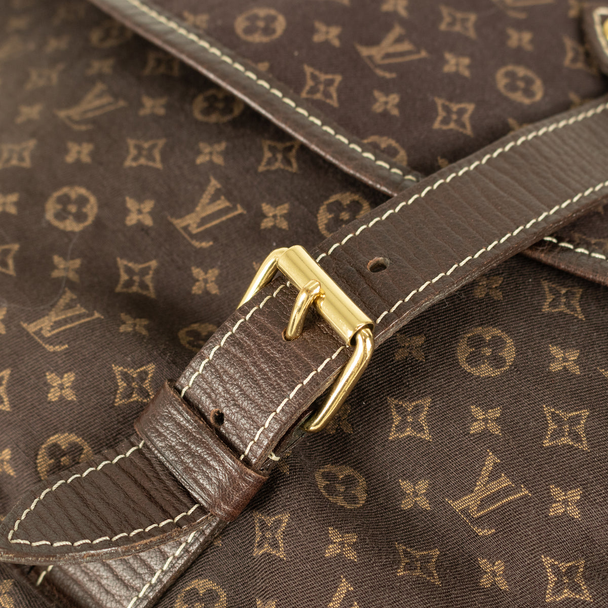 Brown leather pre-loved Louis Vuitton bag with gold buckle and monogram pattern