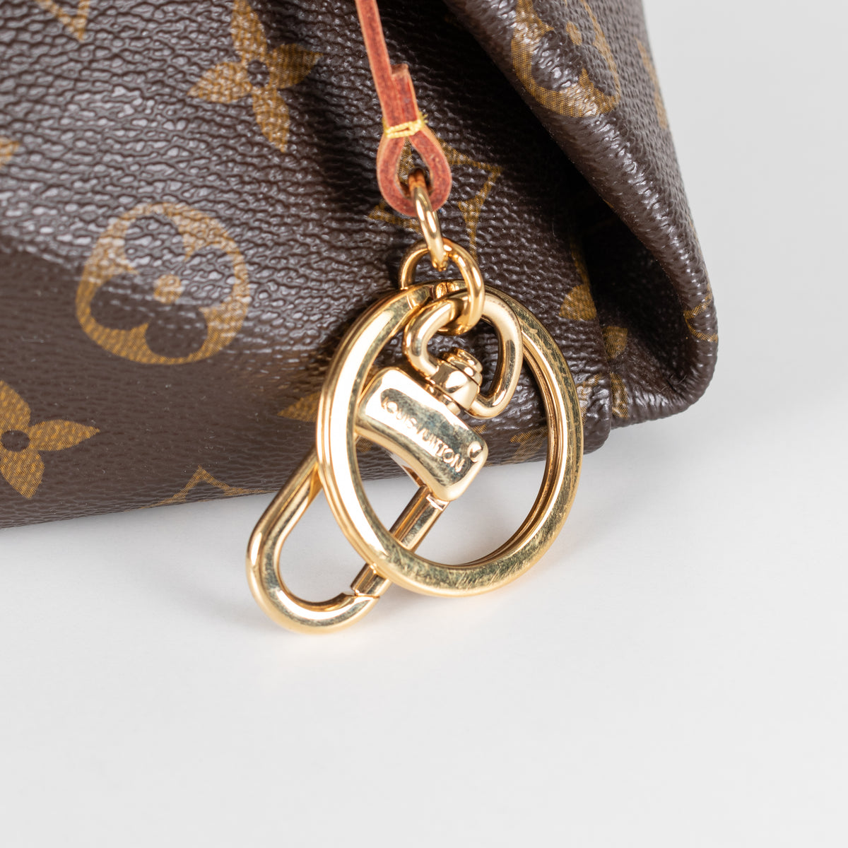 Louis Vuitton Artsy MM Shoulder Bag