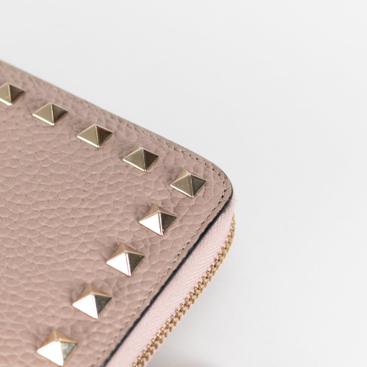 Valentino Garavani Rockstud Dusty Pink Zip Round Wallet