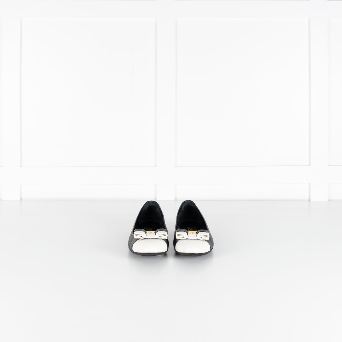 Salvatore Ferragamo Varina Pumps Black And Cream