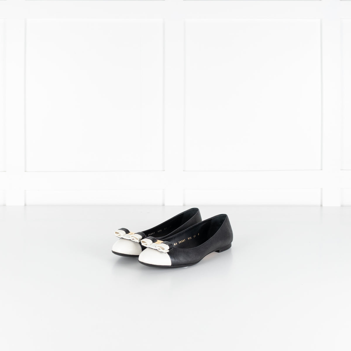 Salvatore Ferragamo Varina Pumps Black And Cream