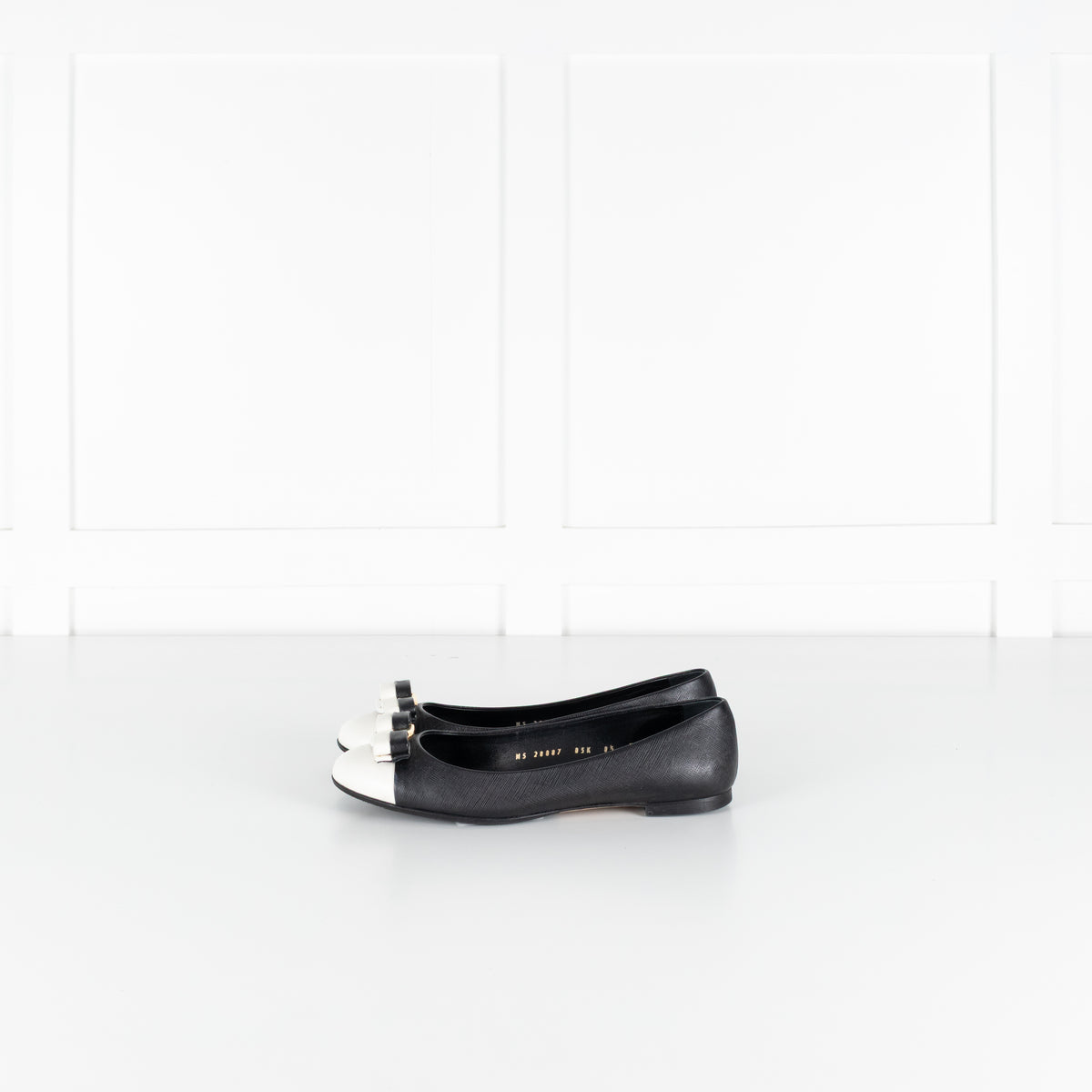 Salvatore Ferragamo Varina Pumps Black And Cream