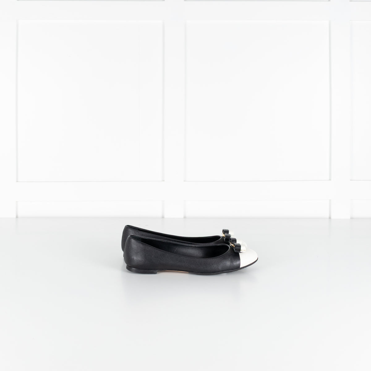 Salvatore Ferragamo Varina Pumps Black And Cream