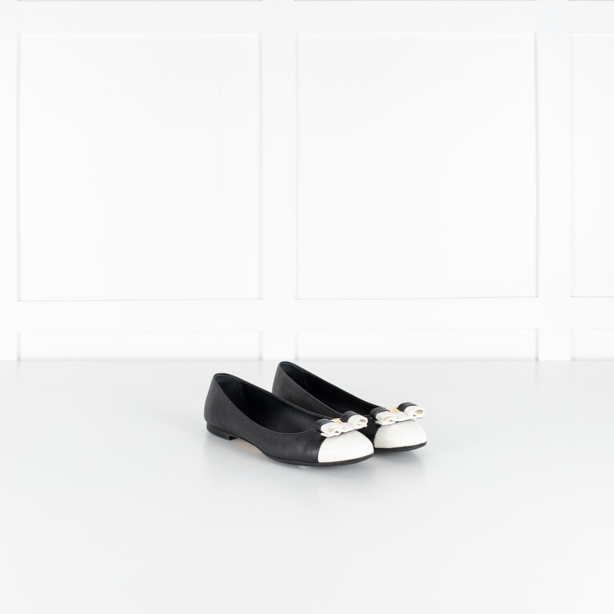 Salvatore Ferragamo Varina Pumps Black And Cream