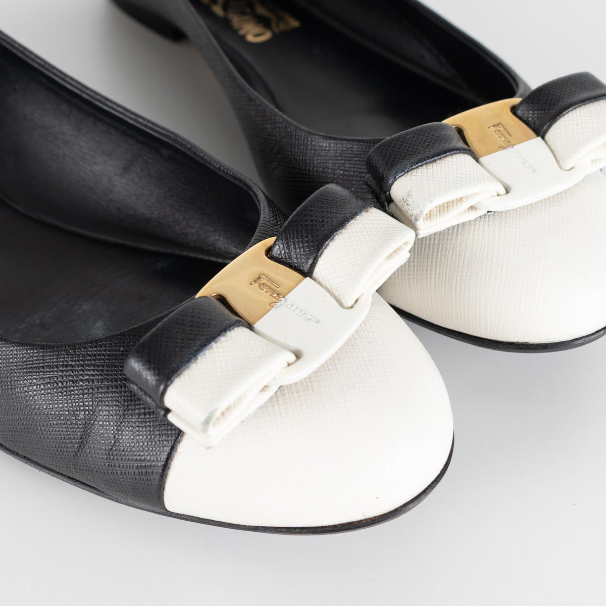 Salvatore Ferragamo Varina Pumps Black And Cream