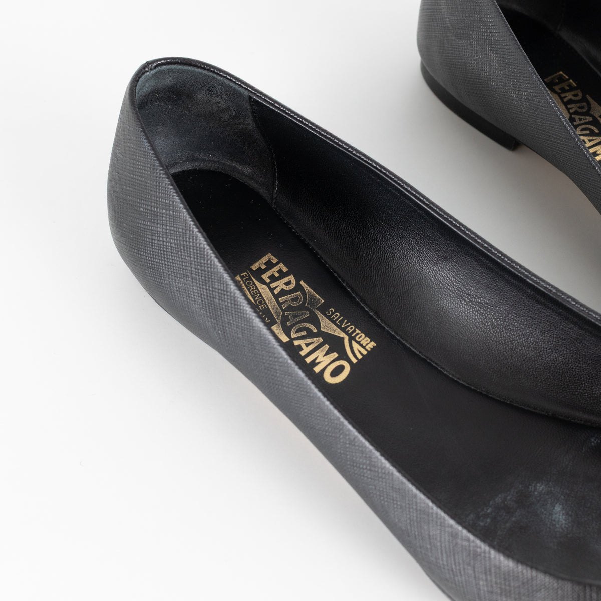 Salvatore Ferragamo Varina Pumps Black And Cream