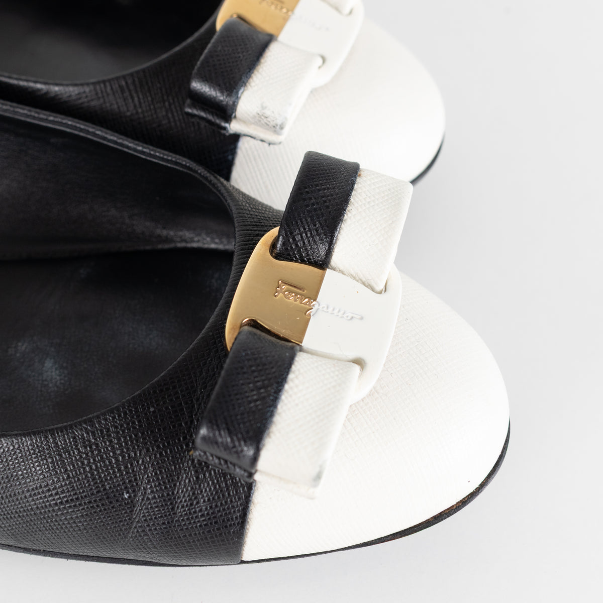 Salvatore Ferragamo Varina Pumps Black And Cream