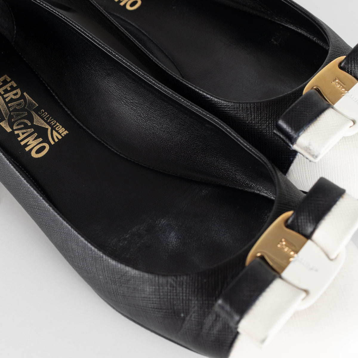 Salvatore Ferragamo Varina Pumps Black And Cream
