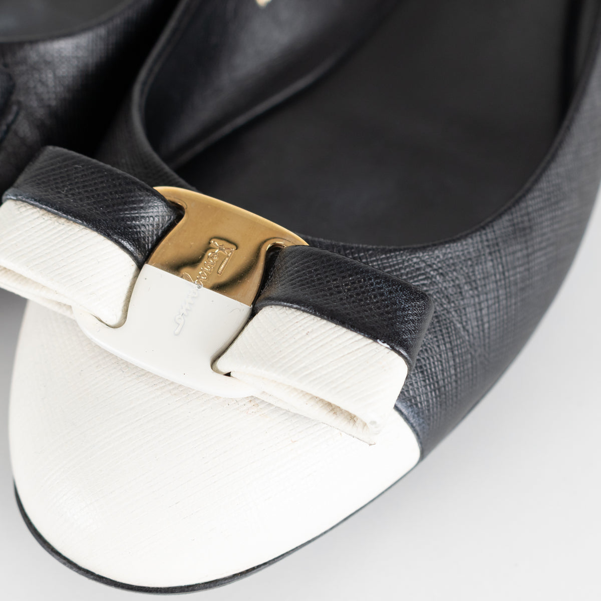 Salvatore Ferragamo Varina Pumps Black And Cream