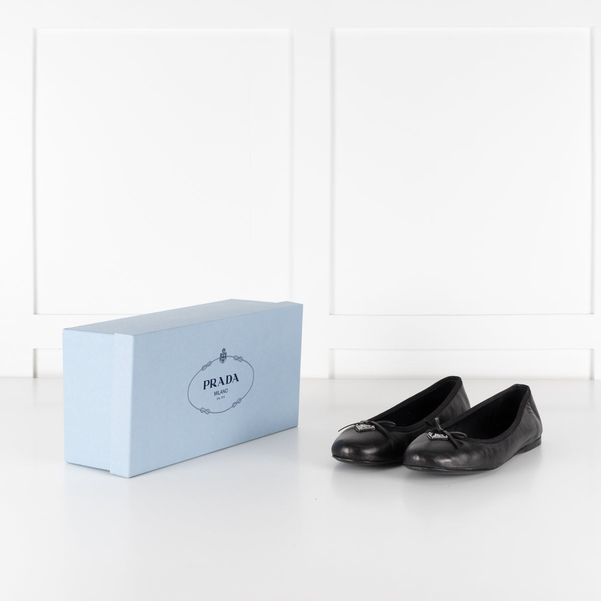 Prada Black Leather Ballet Flats With Bow And Logo Plaque