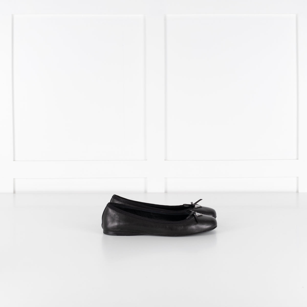 Prada Black Leather Ballet Flats With Bow And Logo Plaque