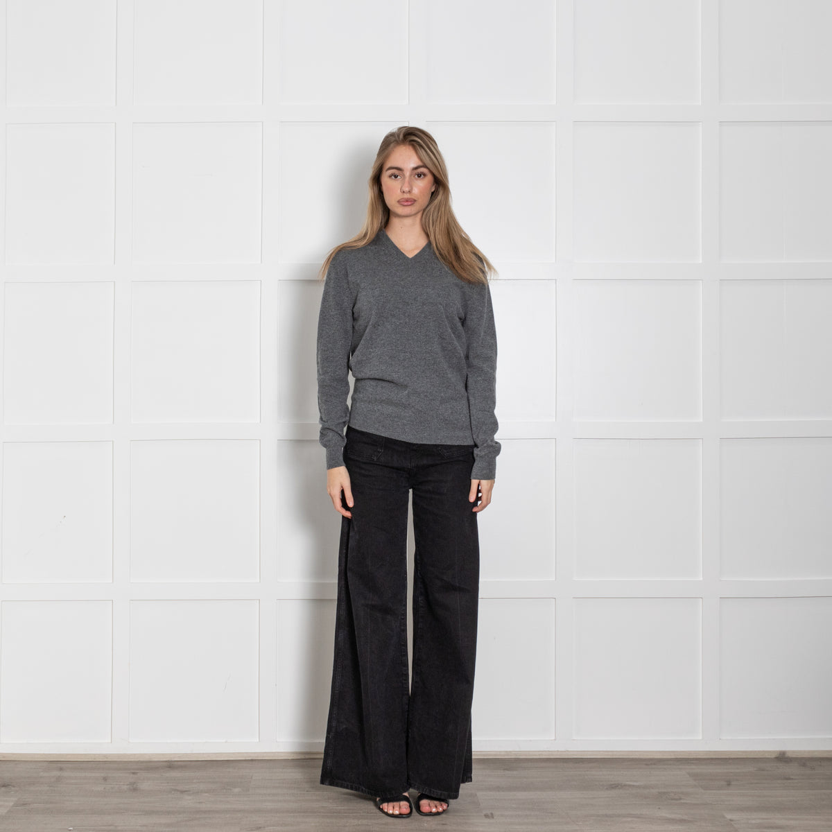 N. Peal Grey Cashmere V-Neck Sweater