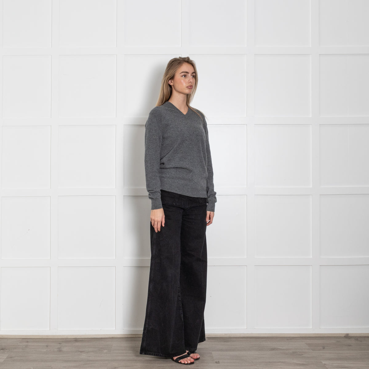 N. Peal Grey Cashmere V-Neck Sweater