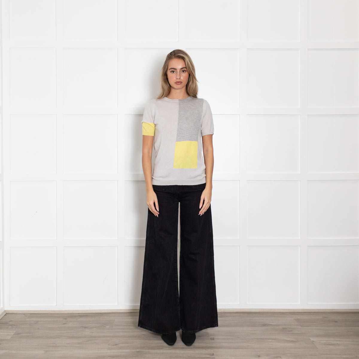 Allude Pale Grey Yellow Detail Short Sleeved Knit Top