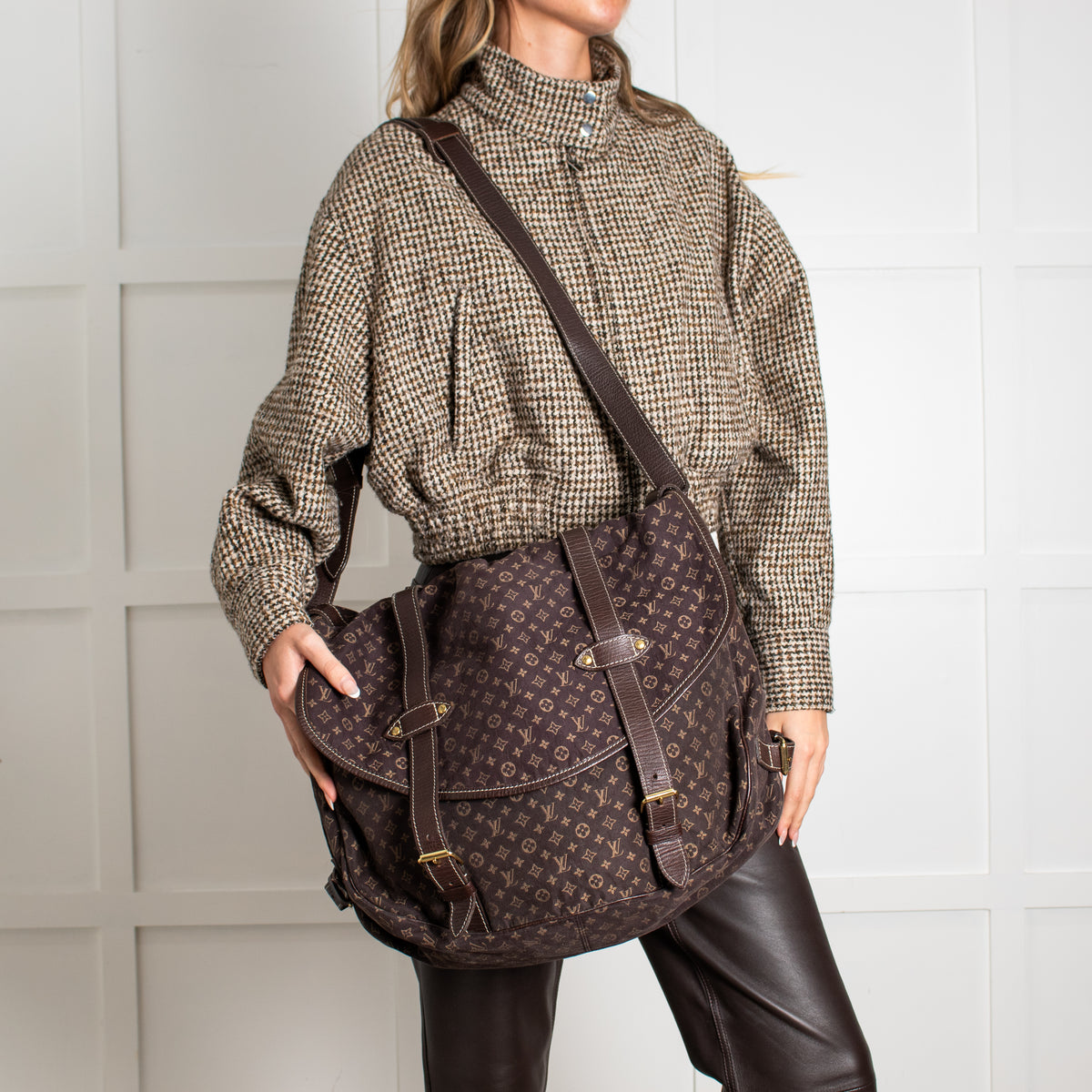 Person holding Louis Vuitton Brown Monogram Mini Lin Saumur XL Shoulder hadnbag. In excellent pre loved condition.