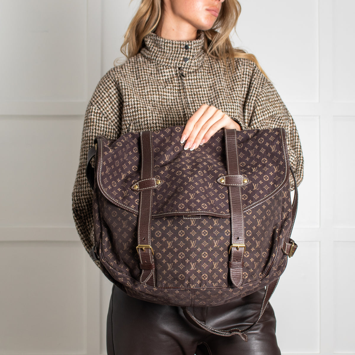 Person  holding Louis Vuitton Brown Monogram Mini Lin Saumur XL Shoulder Bag.