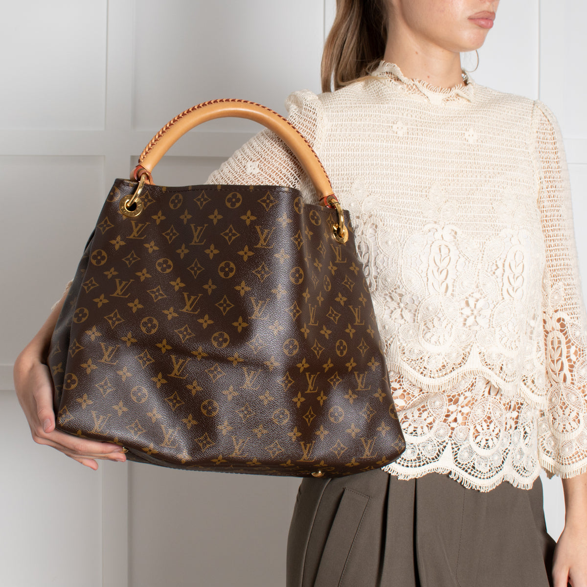 Louis Vuitton Artsy MM Shoulder Bag