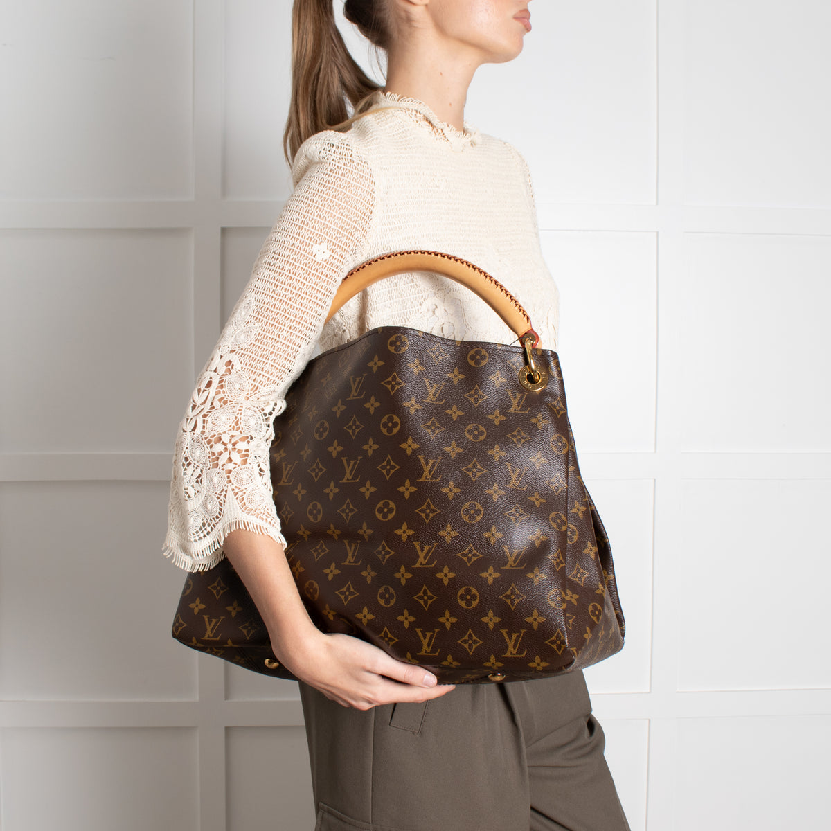 Louis Vuitton Artsy MM Shoulder Bag
