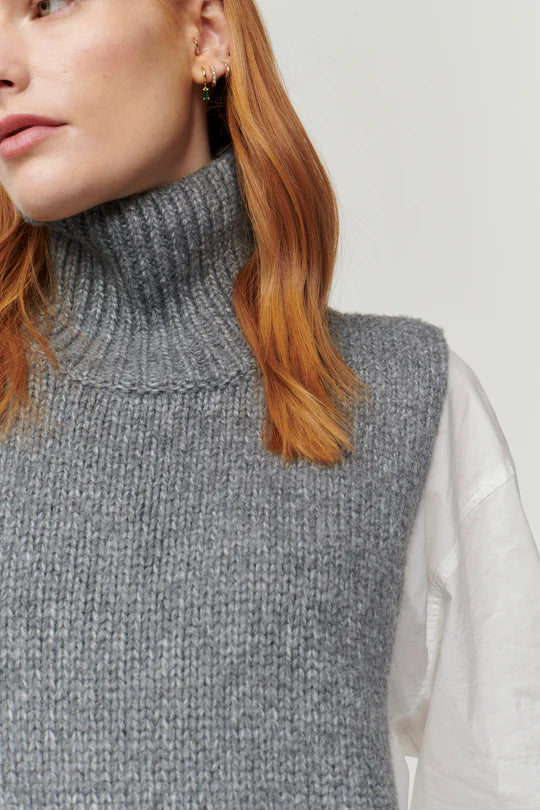 Jakke Tyra Bib Scarf in Grey
