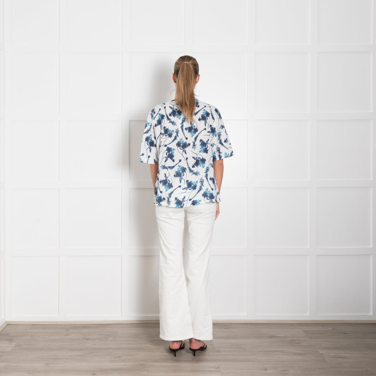 120% Lino Blue And White Patterned Linen Top