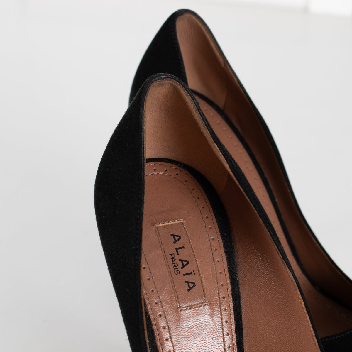 Alaïa Black Suede Heeled Pumps - Image 13