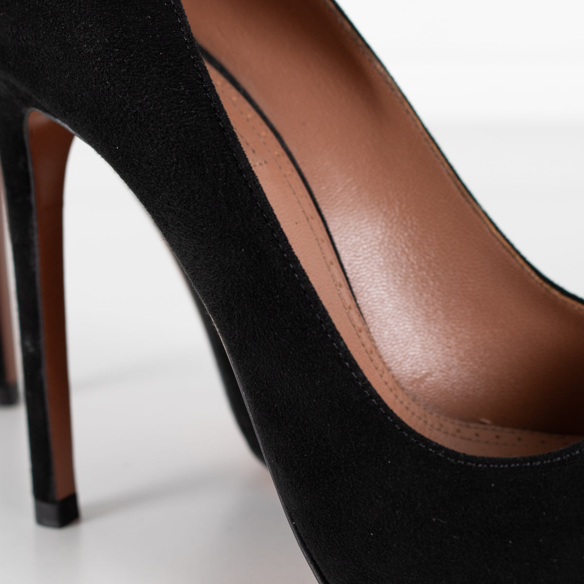 Alaïa Black Suede Heeled Pumps - Image 15