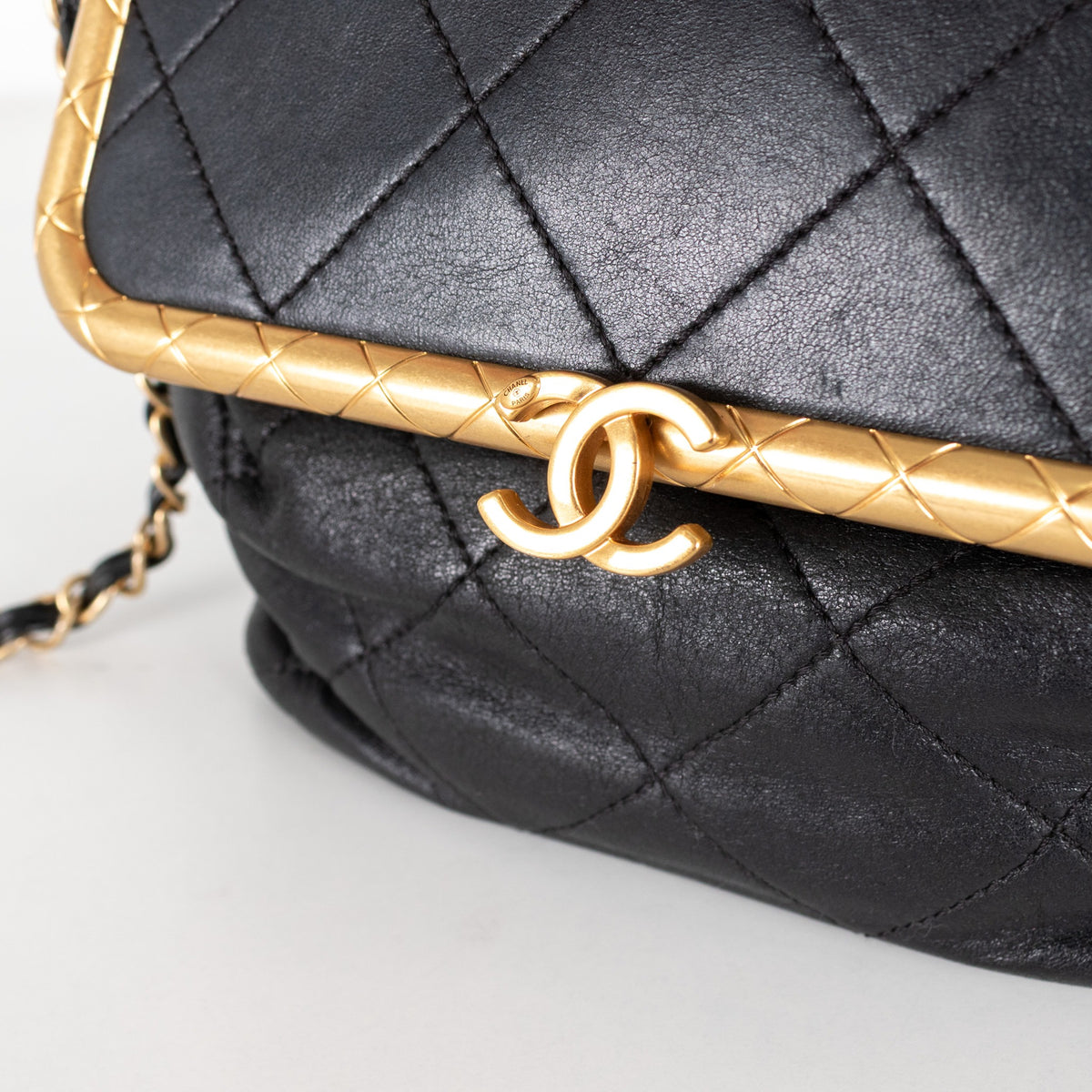 Chanel Vintage Black Quilted Leather Crossbody bag - Image 9