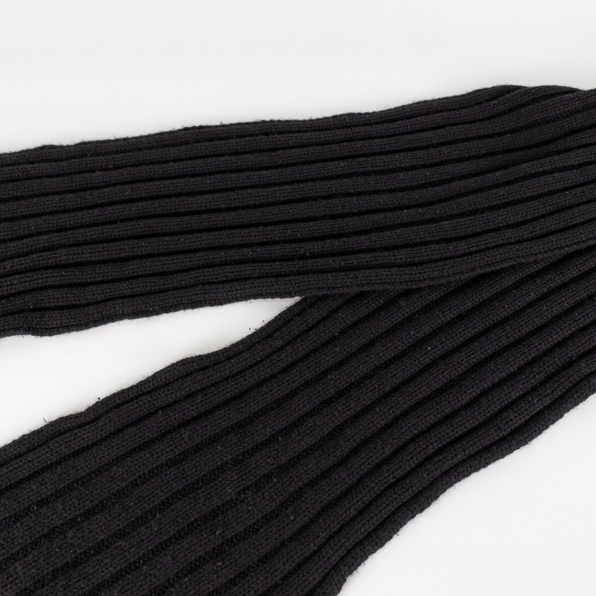 Claudia Sebire Black Ribbed Cashmere Scarf - Image 3