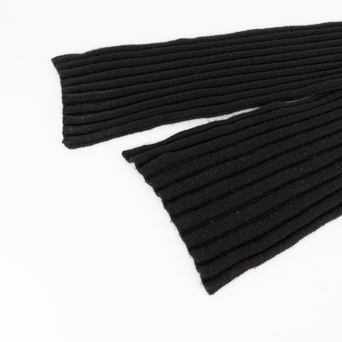 Claudia Sebire Black Ribbed Cashmere Scarf - Image 4
