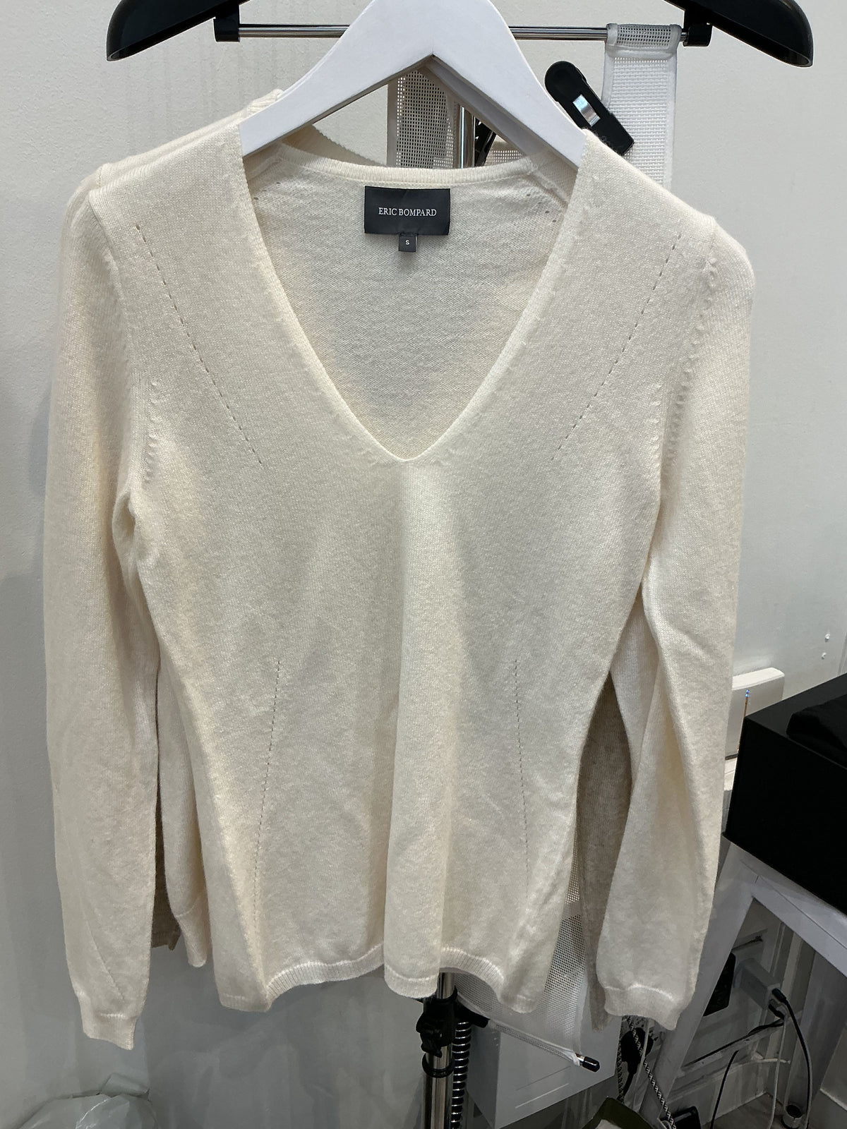 Eric Bompard Ivory V-Neck Cashmere Sweater - Image 1