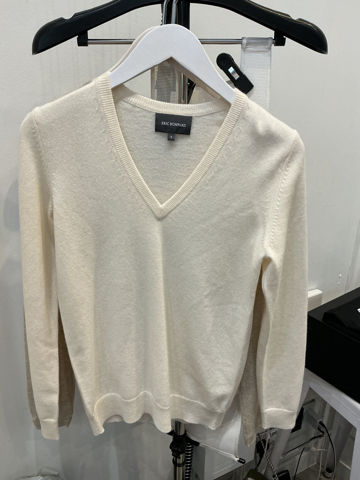Eric Bompard Ivory V-Neck Cashmere Sweater - Image 1
