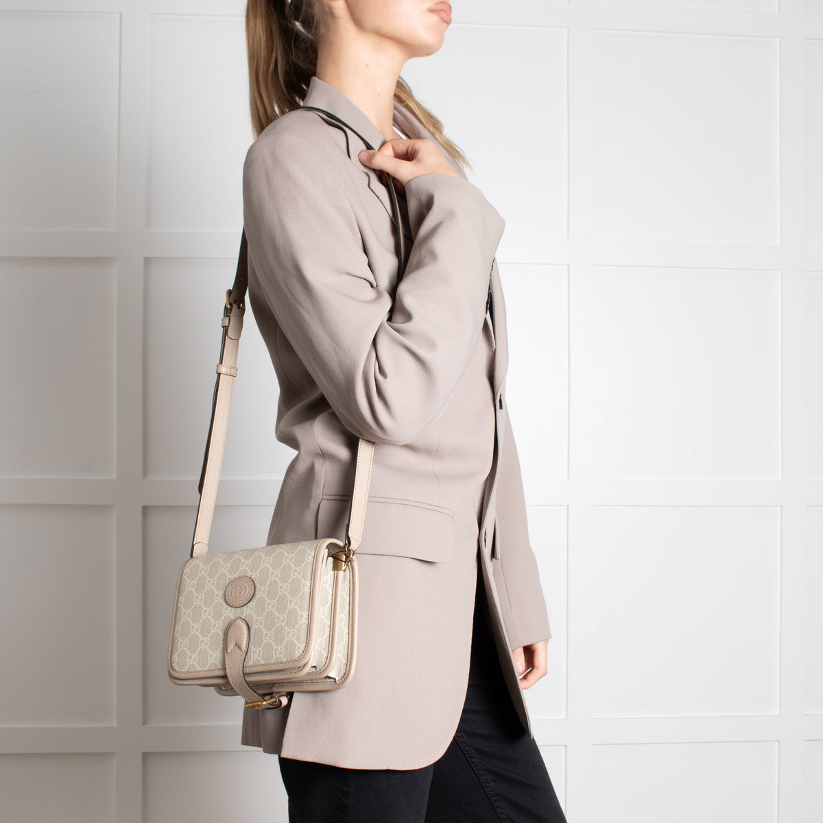 Gucci Beige & White Canvas Interlocking G Crossbody Bag - Image 4