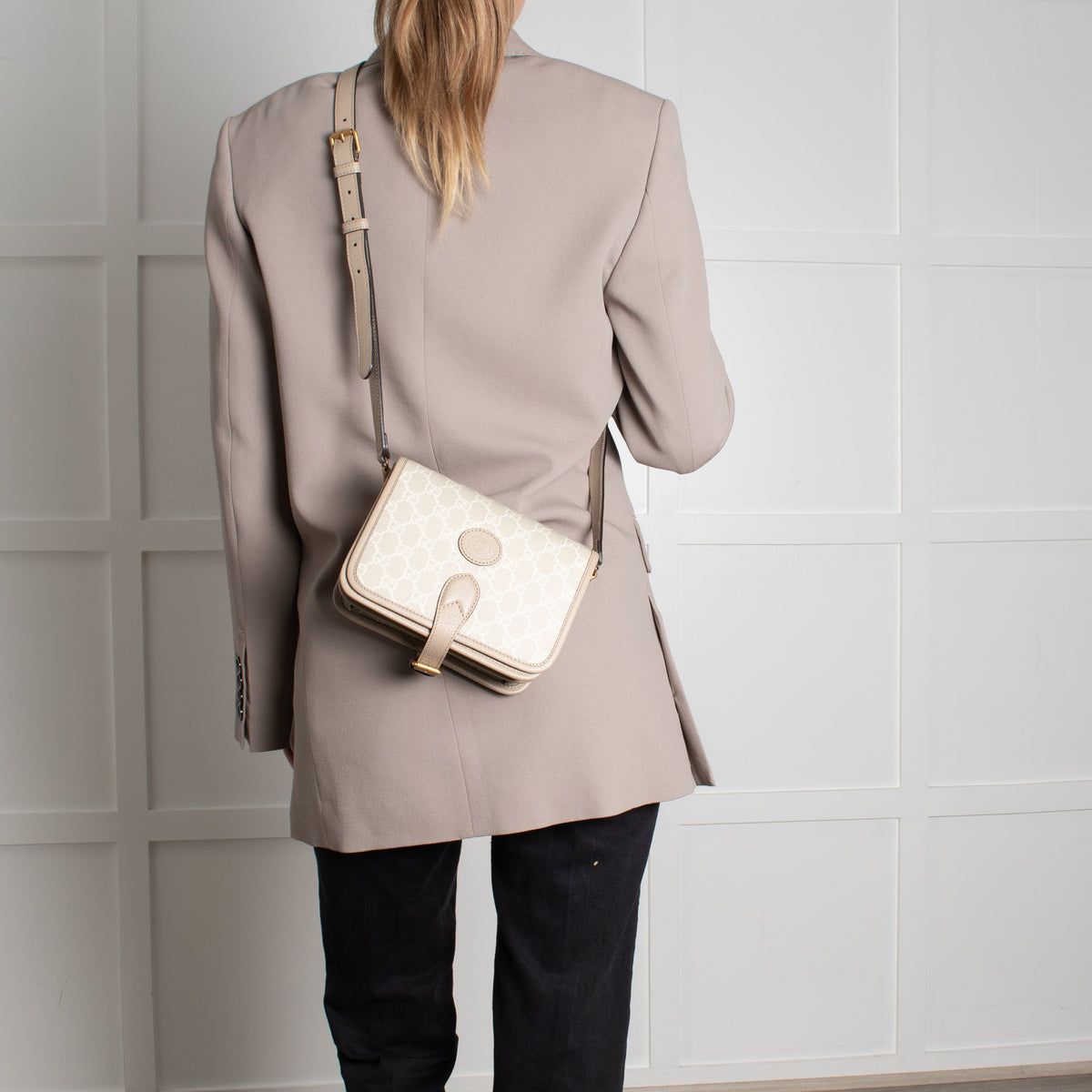 Gucci Beige & White Canvas Interlocking G Crossbody Bag - Image 6